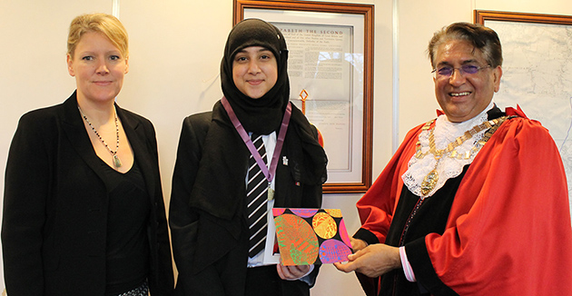  Mahgul with the Mayor & Ms Wyglendacz & her design