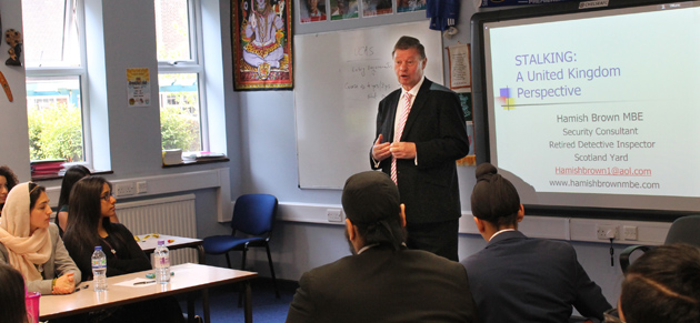  Hamish Brown presenting to students