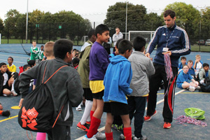  Dave Mason hands out medals