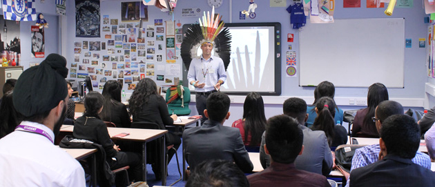  Nixiwaka talks to Anthropology students