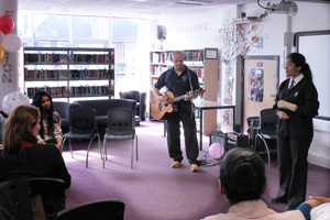  Siners perform for visitors